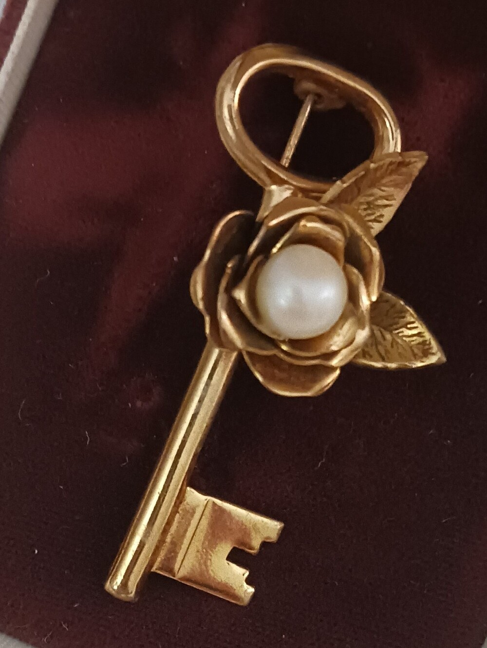 Coro Pegasus Vintage Skeleton Key Brooch Rose & Pearl Accent